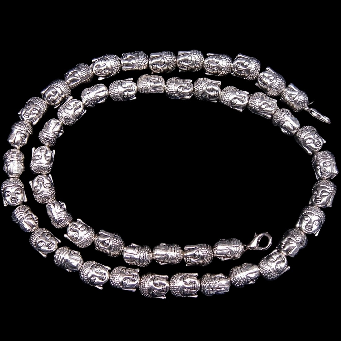 Retro-Inspired Shakyamuni Buddha Head Necklace: Size: Length 51 cm. Bead diameter 0.8 - 09 ?m. Materials: Tibetan silver (alloy of tin with copper or zinc). Condition: Resembles a retro aesthetic. This retro-styled necklace is composed entirely of 