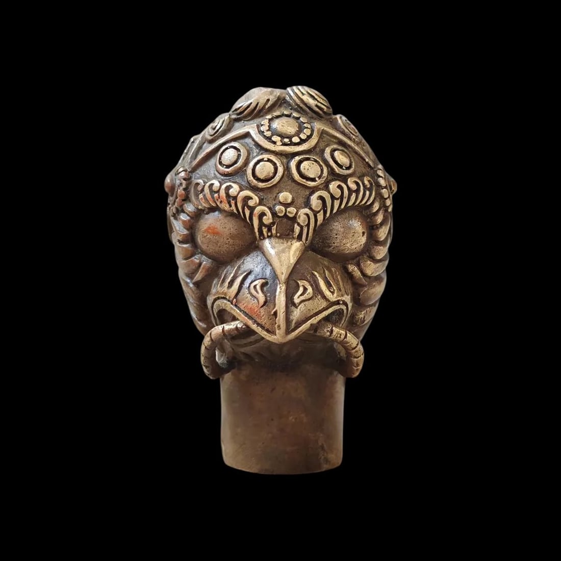 Vintage-Style Bronze Bird Motif Relief Cane Head: Size: Height 6.8 cm - Length 4.7 cm - Hole Diameter 1.8 cm. Materials: Copper, bronze. Condition: Appears to have a classic aesthetic. This vintage-style cane head is a finely crafted piece that showc