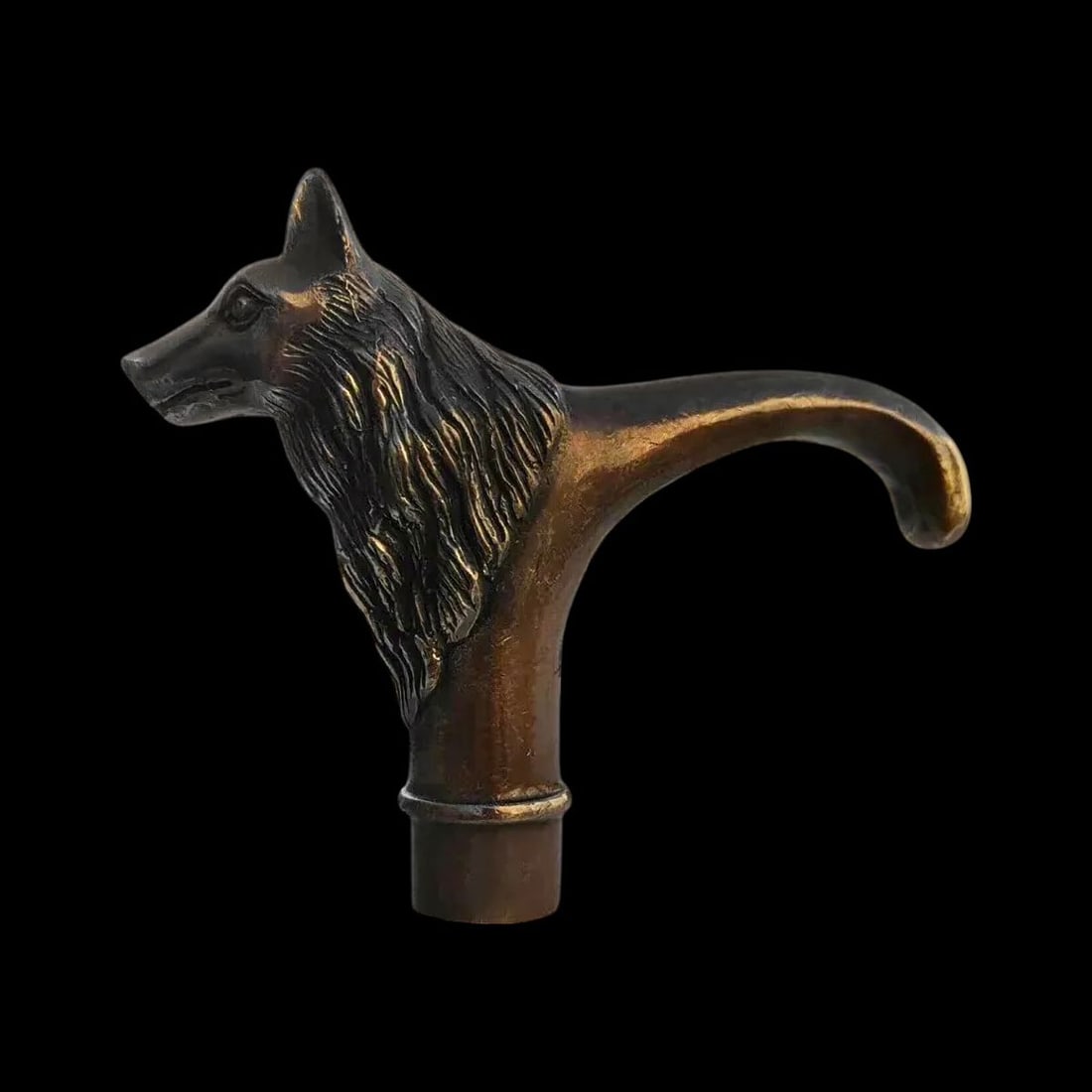 Retro-Inspired Bronze Wolf Motif Design Cane Head: Size: Height 12.2 cm - Length 15 cm - Width 3.7 cm - Hole Diameter 2.1 cm. Materials: Bronze. Condition: Excellent. This retro-inspired bronze cane head features a striking wolf motif, embodying both 