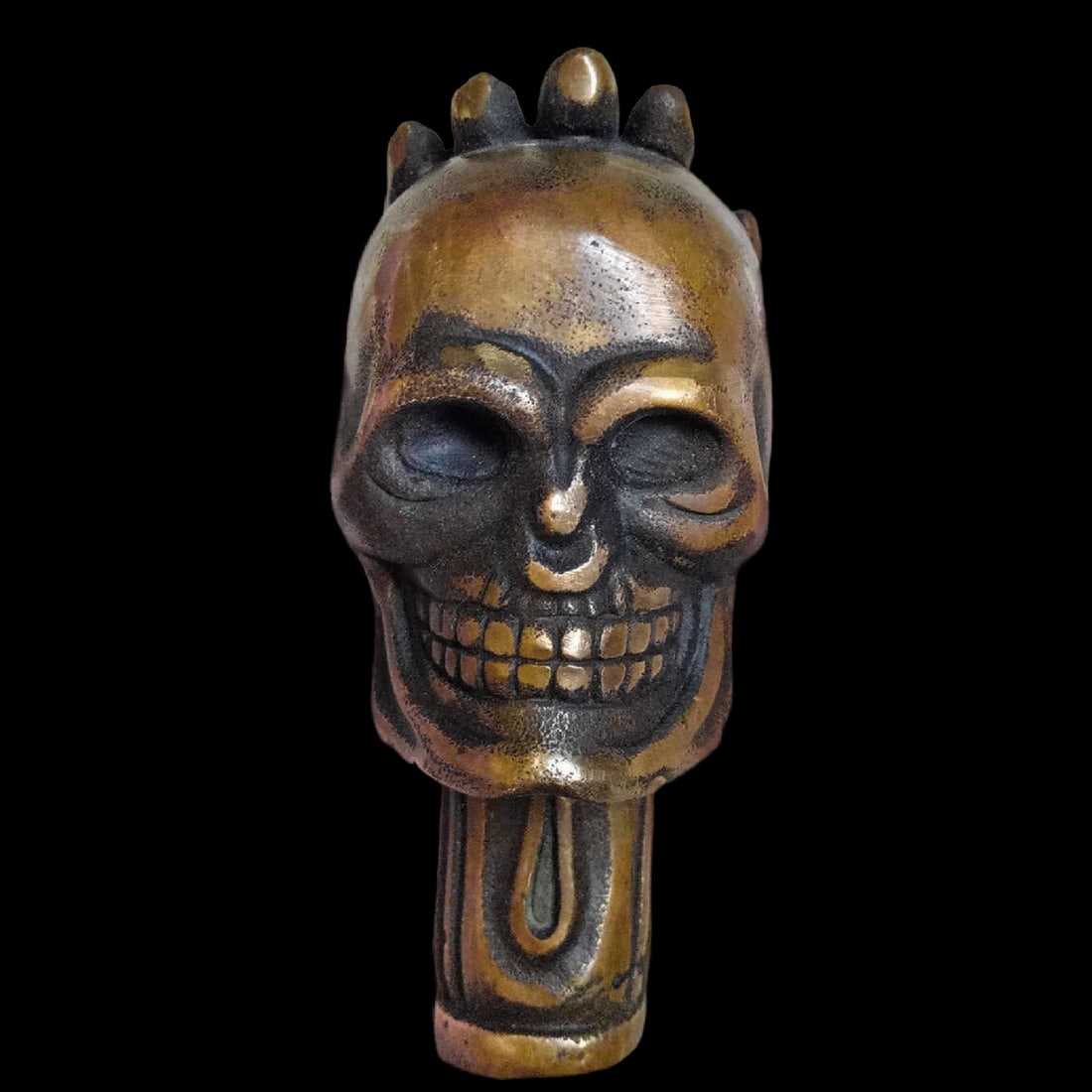Rare Vintage-Style Unique Skull Shape Cane Handle: Size: Length 5.1 cm - Width 3.6 cm - Height 9 cm - Hole Diameter 1.75 cm. Materials: Bronze. Condition: Looks like vintage. This old-style Chinese bronze handmade carved skull statue cane head