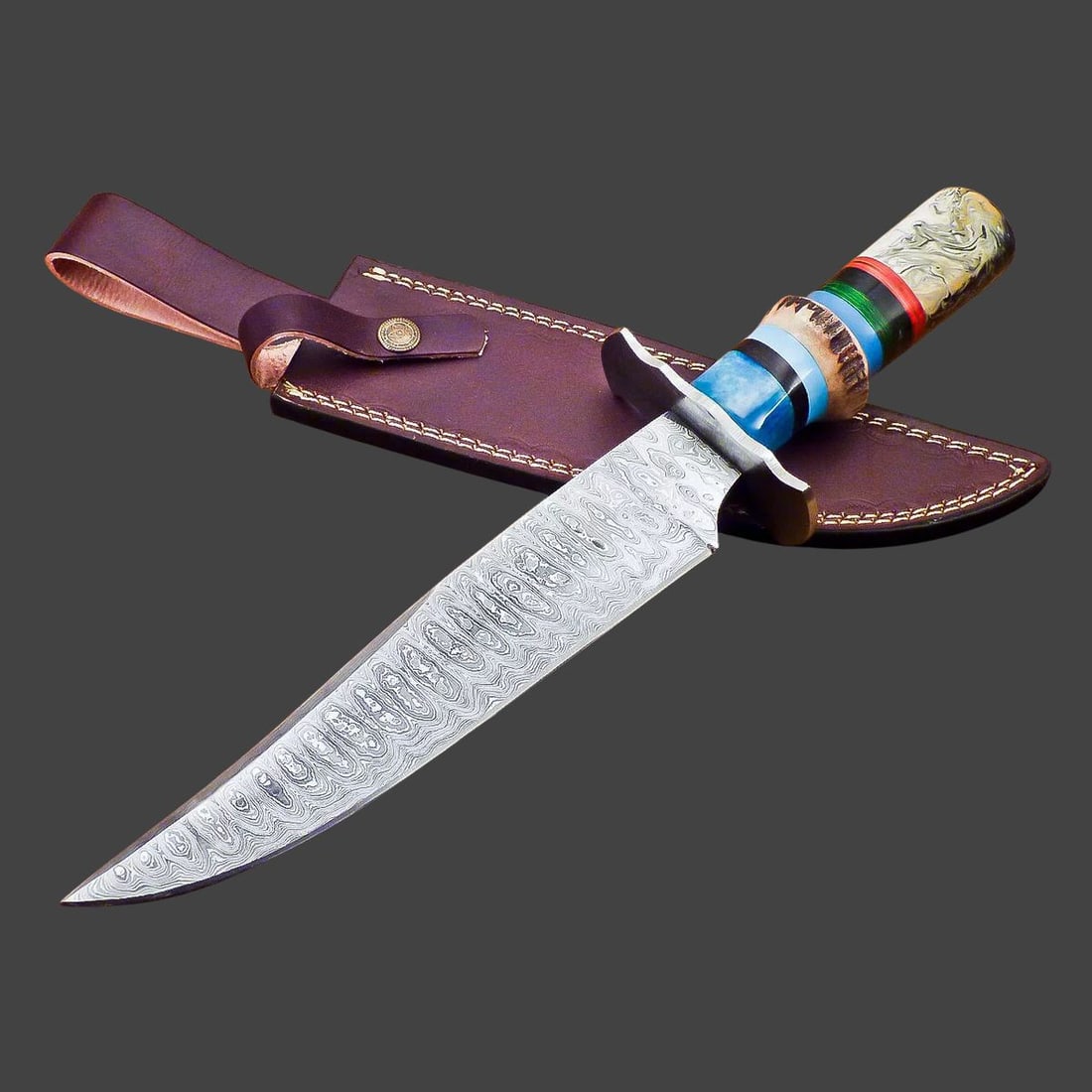 Damascus Steel Resin Handle Leather Sheath Knife: Size: Total Length 35.6 cm - Blade Length 22.9 cm - Handle Length 12.7 cm. Materials: Damascus steel, resin, wood, leather. Hardness: 55-60 HRC. Condition: New. This Damascus steel knife boasts a stun