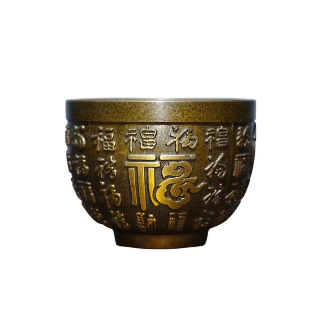 Vintage-Inspired Bronze Bowl Intricate Carvings: Size: Height 4.8 cm - Diameter 6 ?m. Weight 117 g. Materials: Copper, bronze, brass. Condition: Looks like vintage. This is a small vintage-style bronze and copper bowl. The exterior of the bowl is de