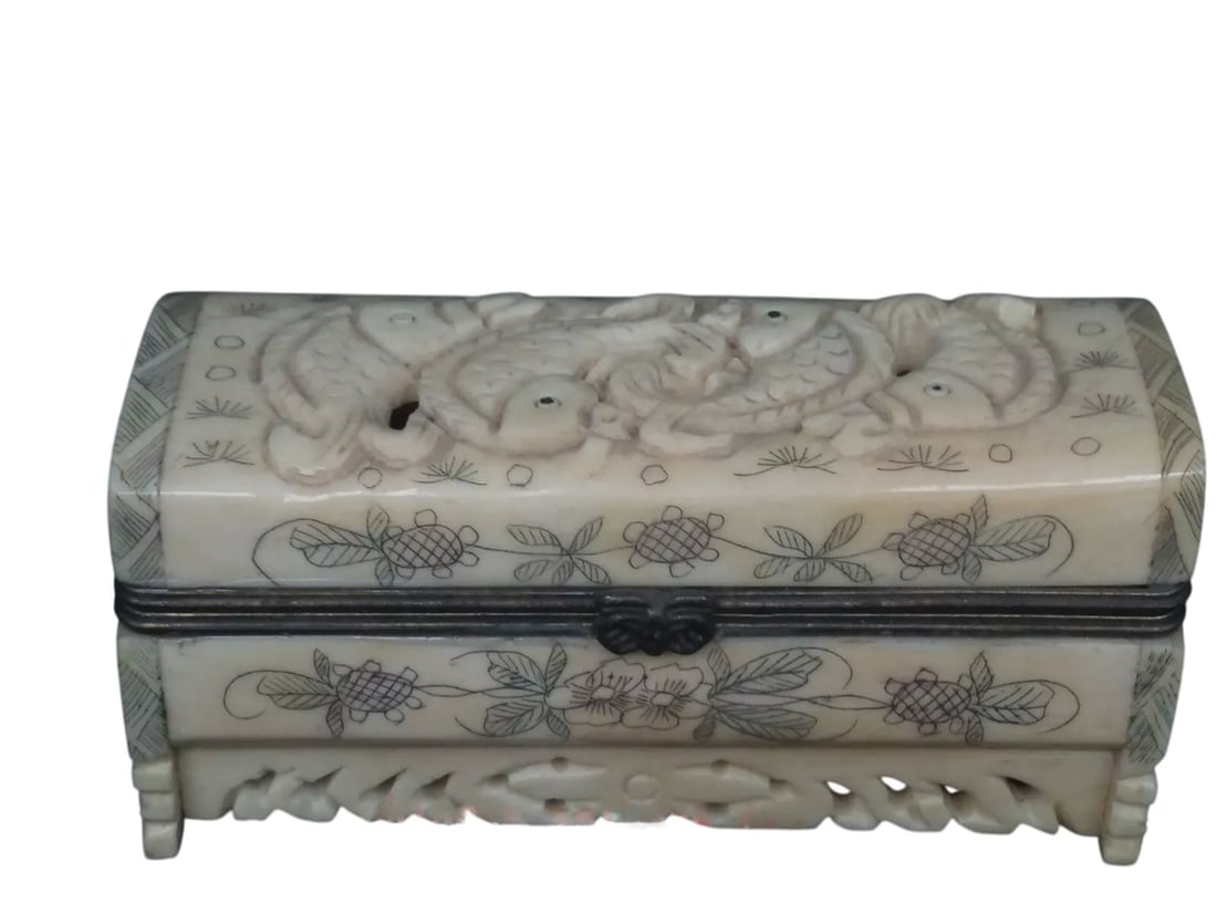 Retro-Style Bone Hand-Carved Koi Carp Motif Casket: Size: Height 4.1 cm - Length 9.2 cm - Width 3.6 cm. Weight 118 g. Materials: Ox bone, metal. Condition: Looks like vintage. This exquisite retro-inspired handcrafted casket is made from ox bone and fe