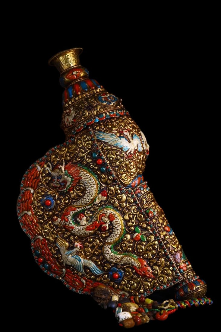 Classic Tibetan Conch Silver Gem Buddhist Dharma: Size: Height 48 cm - Length 26 cm. Weight 4.8 kg. Materials: Natural conch, Tibetan silver (alloy of tin with copper or zinc), mosaic gem, turquoise. Condition: Resembles a retro aesthetic. This old-s