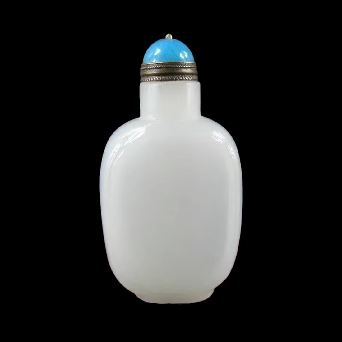 Vintage Chinese Carved White Jade Snuff Bottle: Size: Height 7.6 cm - Length 5 cm - Width 2.5 cm. Materials: White jade. Condition: Excellent. This rare snuff bottle is expertly crafted from white jade in retro style, a material celebrated for its 