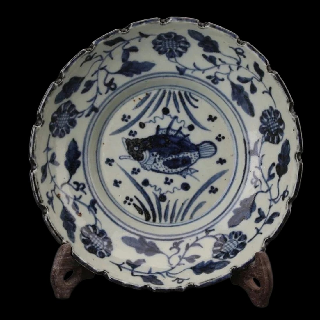 Antique-Style Porcelain Plate Fish Floral Motifs: Size: Diameter 21 ?m. Weight 710 g. Materials: Ceramic, enamel. Condition: Appears to have a classic aesthetic. This is an antique-style porcelain plate, decorated in a classic blue and white style. T