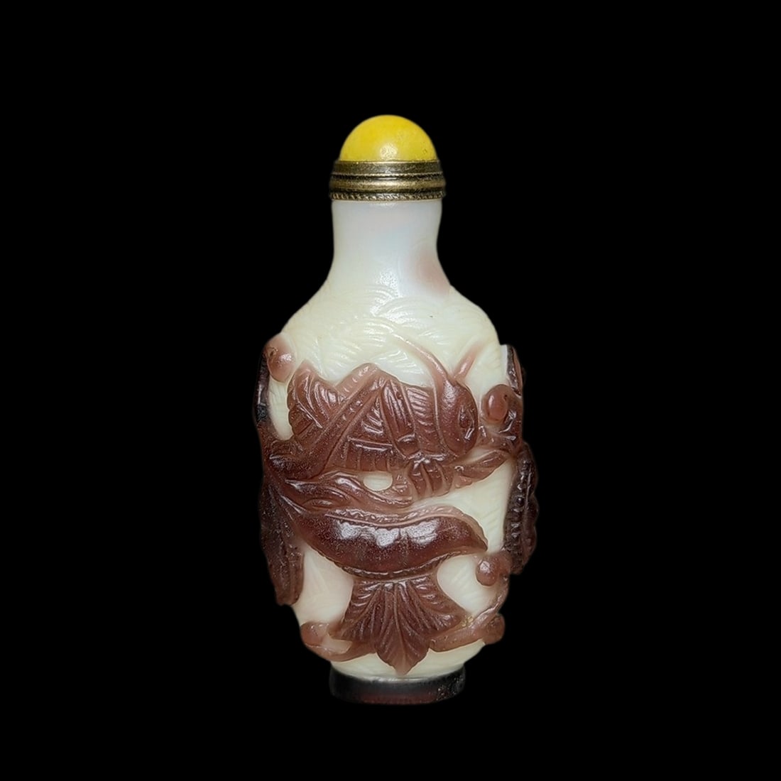 Vintage Chinese Glaze Carved Cricket Butterfly Pea Snuff Bottle: Size: Height 7.5 cm - Length 3.6 cm - Width 2.5 cm. Weight 47 g. Materials: Glass Condition: Resembles a retro aesthetic This snuff bottle is fashioned from layered glass, featuring a milky white opaq