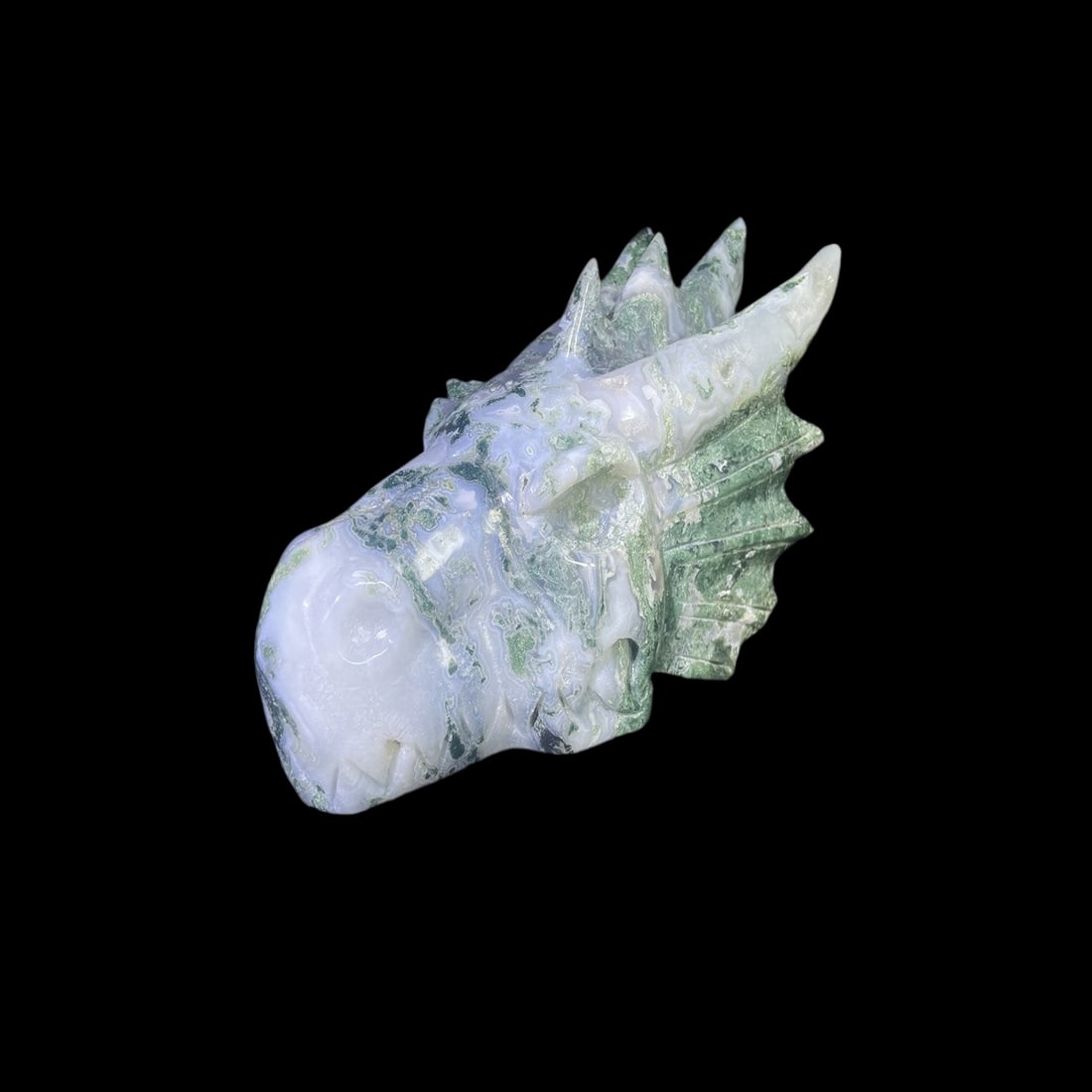 Moss Agate Dragon Head Crystal Quartz Carving: Size: Height 19.6 cm - Length 10.2 cm - Width 11.4 cm. Weight 2.13 kg. Materials: Moss Agate Condition: Excellent This carved figurine is a stunning dragon head sculpture crafted from green moss agate