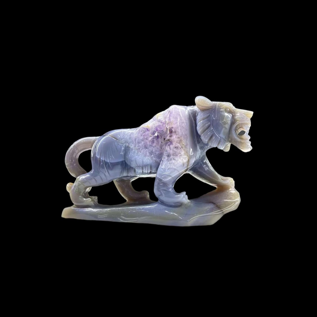 Vintage Natural Amethyst Geode Agate Quartz Hand Carved Skull: Size: Height 170 mm - Width 100 mm. Weight 0.01 kg. Materials: Quartz crystal Condition: Excellent This tiger statue features detailed craftsmanship carved from quartz crystal. The structure displays 