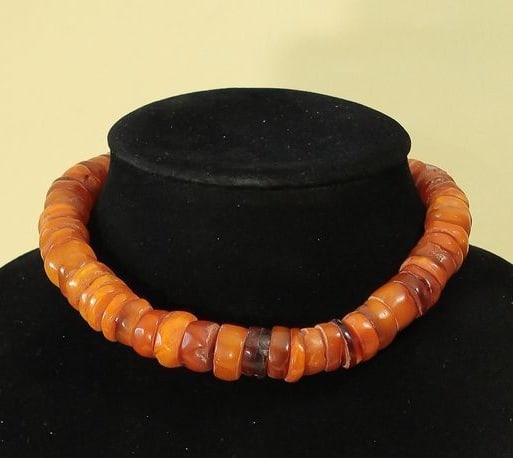 Genuine Antique Baltic Amber Necklace Rich Butterscotch Tones: Vintage 100% Natural Baltic Amber Necklace Weight: 60 grams (2.11 oz) Bead Size: 11-18 mm Round Length: 360 mm Stone: 100% Natural Baltic Amber Treatment: None Condition: As shown in the photo (please