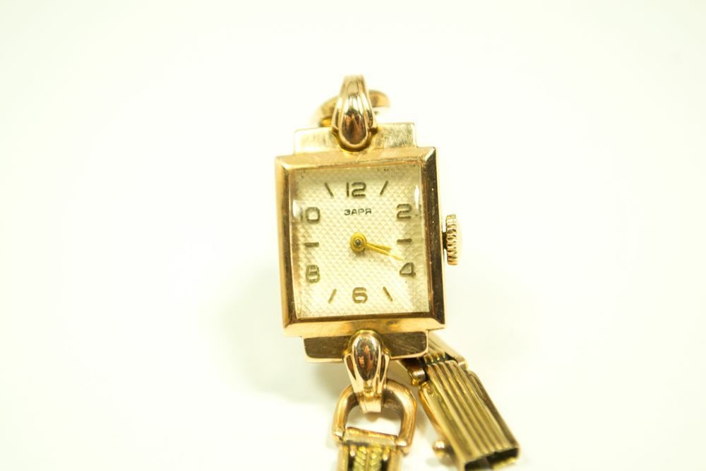 Vintage-Style Soviet Women's Watch Zaria 14K Gold 583 Hallmark: Vintage 14K Gold Women's Watch "Zaria" Made in the USSR Weight: 23.3 grams Gold Weight: 18 grams Case Material: 14K/583 gold Dimensions: 42 mm x 42 mm Condition: Good used condition This vintage USSR 