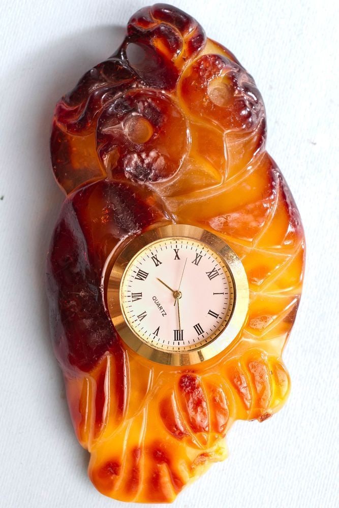 Baltic Amber Owl Design Butterscotch Egg Yolk Yellow Hues: 137 gram Natural Raw Baltic Amber stone, figure"Owl" with clock butterscotch egg yolk color Weight: 137 gram Size: 27x69x134 mm Color: as on the pictures Condition: as on the pictures (good) Will be s