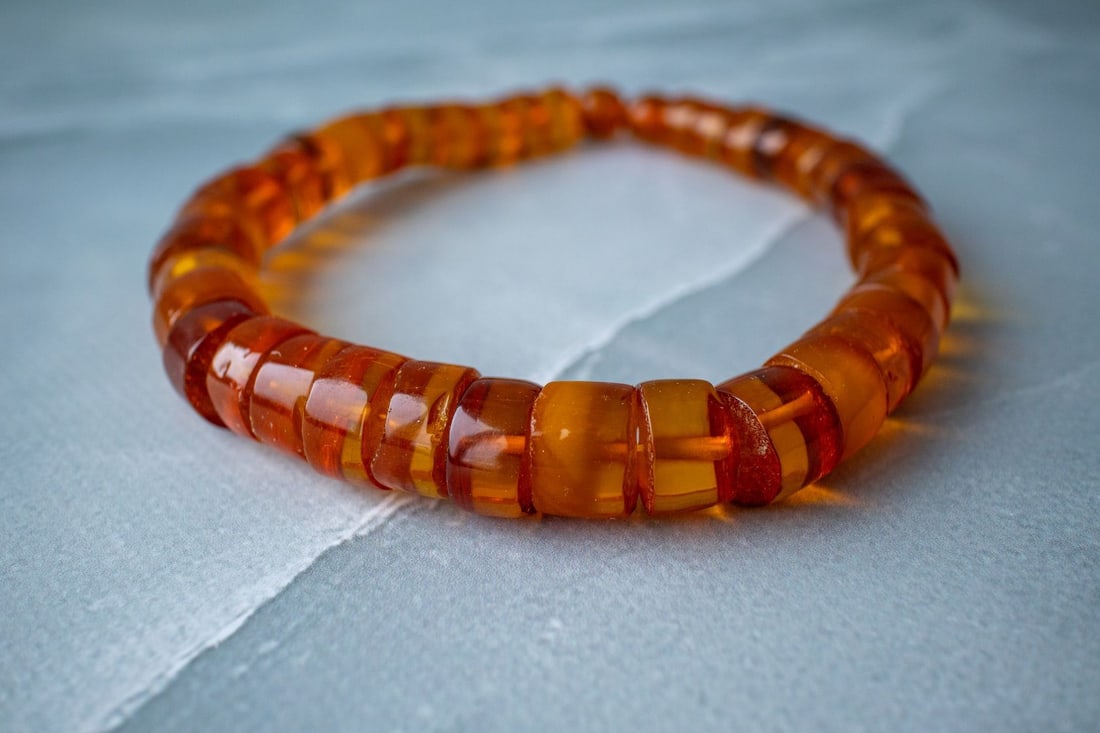 Art-Deco Baltik Amber Necklace 100% Natural with Honey Color Beads: Vintage Baltic Amber Necklace Crafted from 100% Natural Honey Color Amber Beads Weight: 63 grams Bead Size: 13-16 mm Stone: 100% Natural Baltic Amber Treatment: None Condition: As shown in the photo (
