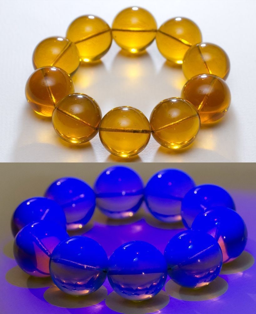 Dominican amber bracelet beads yellow blue color, transparent: Dominican amber bracelet featuring transparent yellow, green and blue hues. A stunning piece that showcases the natural beauty and rarity of this gemstone. Weight: approx. 92 gram Beads size: 24 mm Le
