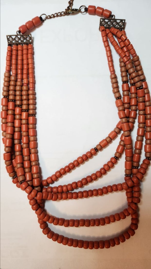 Red Salmon coral necklace vintage: Looks like big vintage red salmon coral necklace. Weight: 107 gr. But I'm not sure, I have suspicios that it can be some other materials. Not tested, pleas buy AS IS, no returns. Will be shipped from 