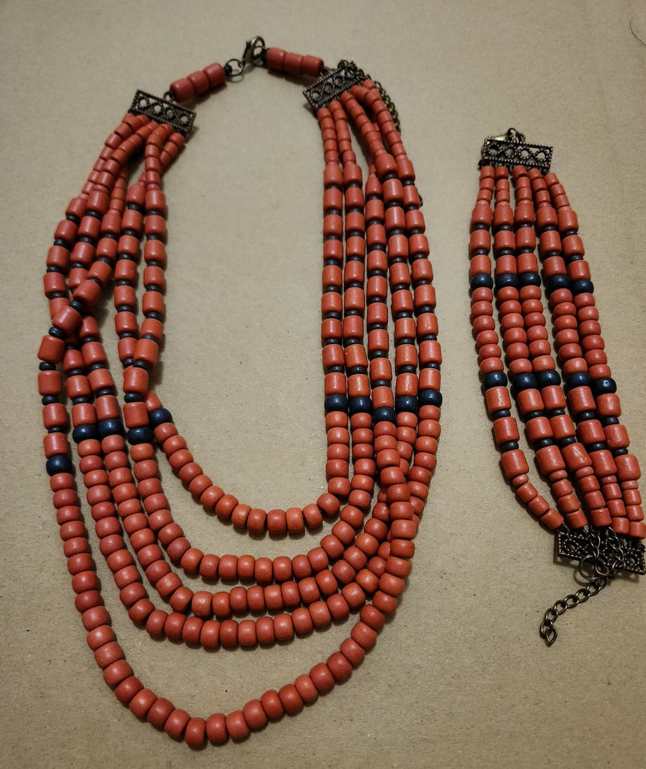 Red Salmon coral necklace vintage with bracelet lapis lazuli: Looks like big vintage red salmon coral necklace with some blue stones, can be lapis lazuli. Weight of the necklace: 103 gr. Weight of the bracelet: 34 gr. But I'm not sure, I have suspicios that it c