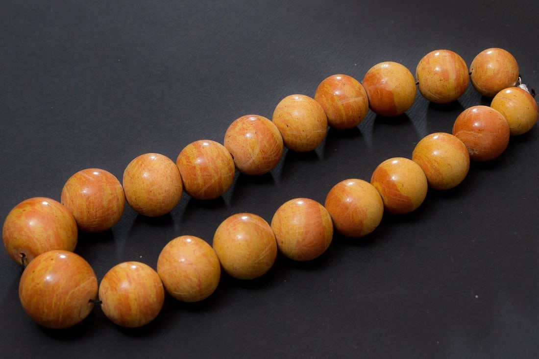 Elegant Vintage Art Deco Baltic Amber Necklace Rich Natural Honey Color: Elegant vintage Art Deco Baltic amber necklace 83g, featuring a rich natural honey color that embodies timeless beauty. Weight: 83.22 grams (2.93 oz) Bead size: 16-24 mm Length: 380 mm Stone: 100% nat