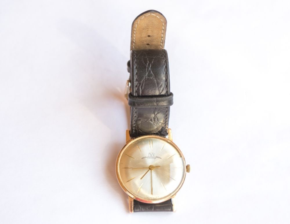 Vintage Men's Watch "Luch" 14K Gold 23 jewels from the USSR 583: Vintage 14K Gold Men's Watch 'Luch' from the USSR. 23 jewels. Weight: 19.3 grams Gold Weight: approx.12.6 grams Case Material: 14K/583 gold Dimensions: 39 mm x 34 mm Condition: Good working used condi