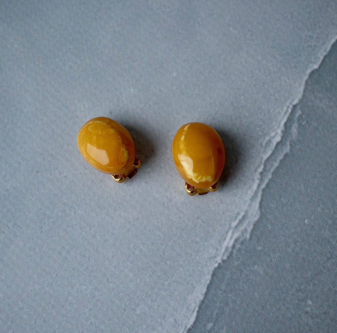 Genuine Antique Baltic Amber Earrings, 100% Natural: These genuine antique earrings are crafted from 100% natural Baltic amber, showcasing the rich, warm tones of this precious gemstone. Earrings weight: 6 gram (0,21 oz) Size: 19x20 mm Stone: 100% natur