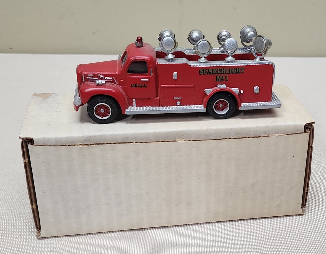 DeHanes Models USA Mack FDNY Searchlight Firetruck Toy (1 of 4)