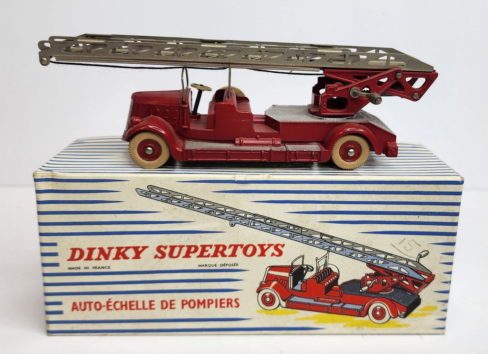 Dinky Super Toys 899 Fire Engine (1 of 4)