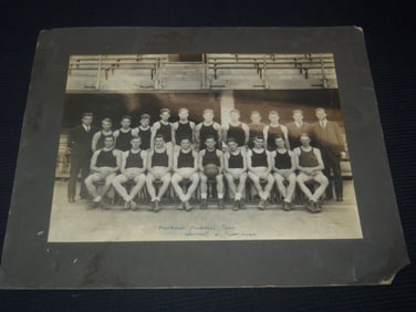 1930 PENN FRESHMAN BASKETBALL TEAM PHOTO MOUNTED - 17x14