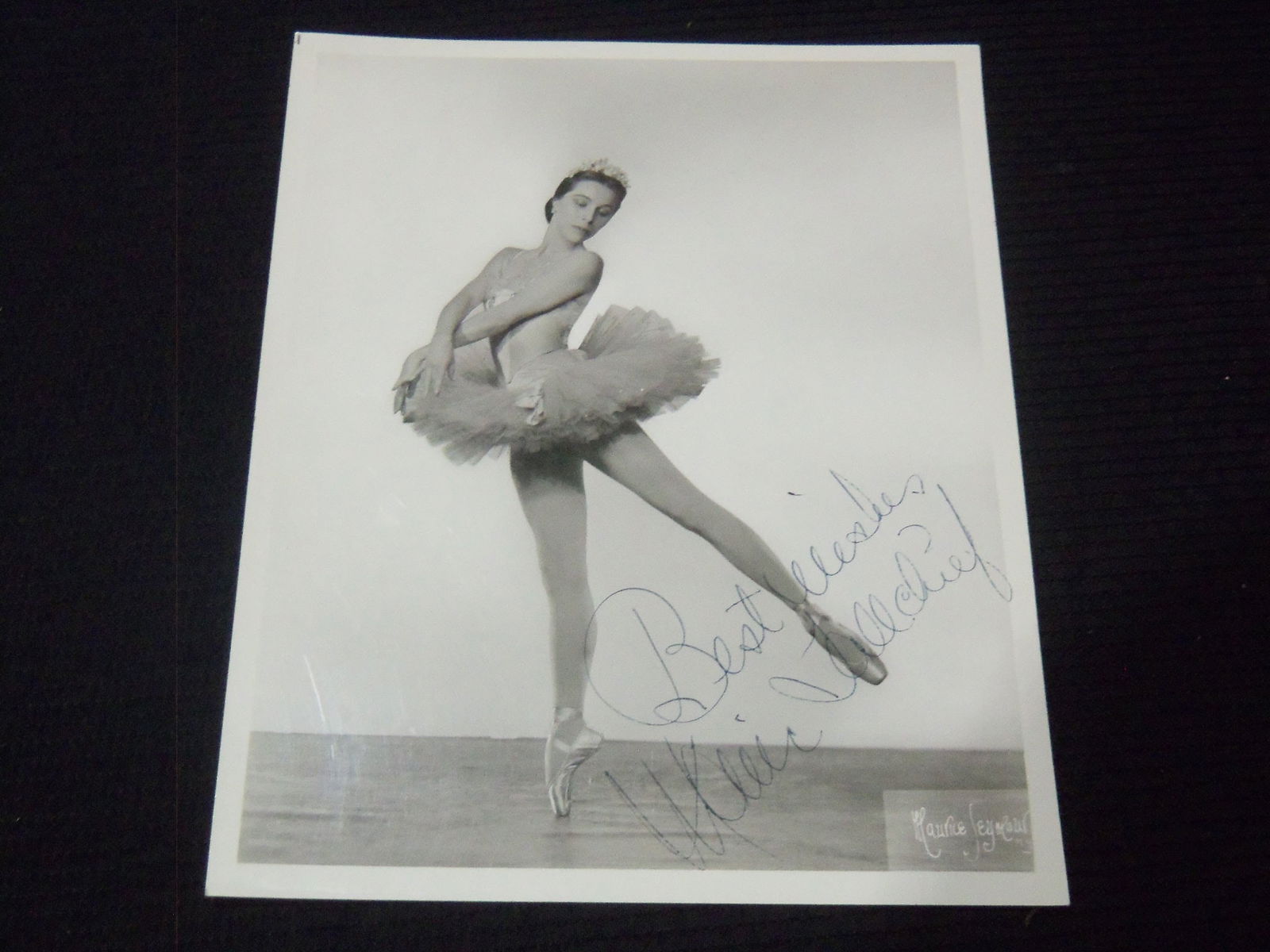 BALLERINA MARIA TALLCHIEF SIGNED PHOTO - 8x10: This is a signed photos of Maria Tallchief.