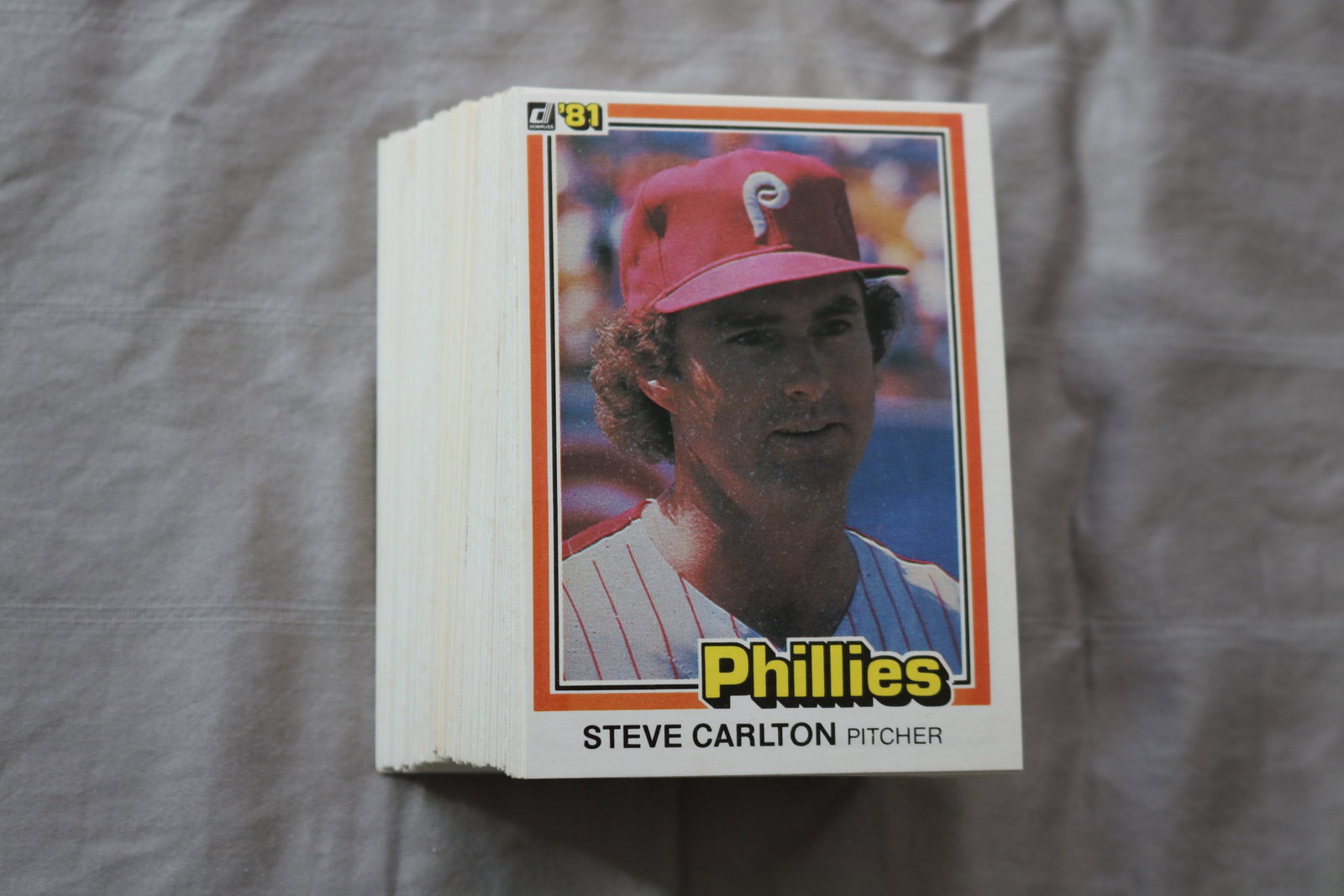 STEVE CARLTON 1981 DONRUSS BASEBALL CARDS - CARD #33 - NEAR MINT TO MINT CONDITION - LOT OF 83: This is a lot of 83 1981 Steve Carlton Donruss, card number 33, baseball cards. The cards are in near mint to mint condition.