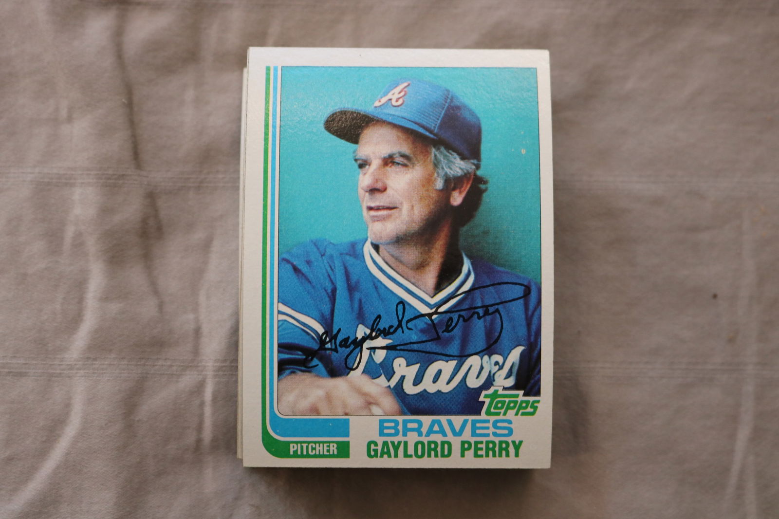 GAYLORD PERRY 1982 TOPPS BASEBALL CARDS - CARD #115 - NEAR MINT TO MINT CONDITION - LOT OF 35: This is a lot of 35 Gaylord Perry 1982 Topps, card number 115, baseball cards. The cards are in near mint to mint condition.