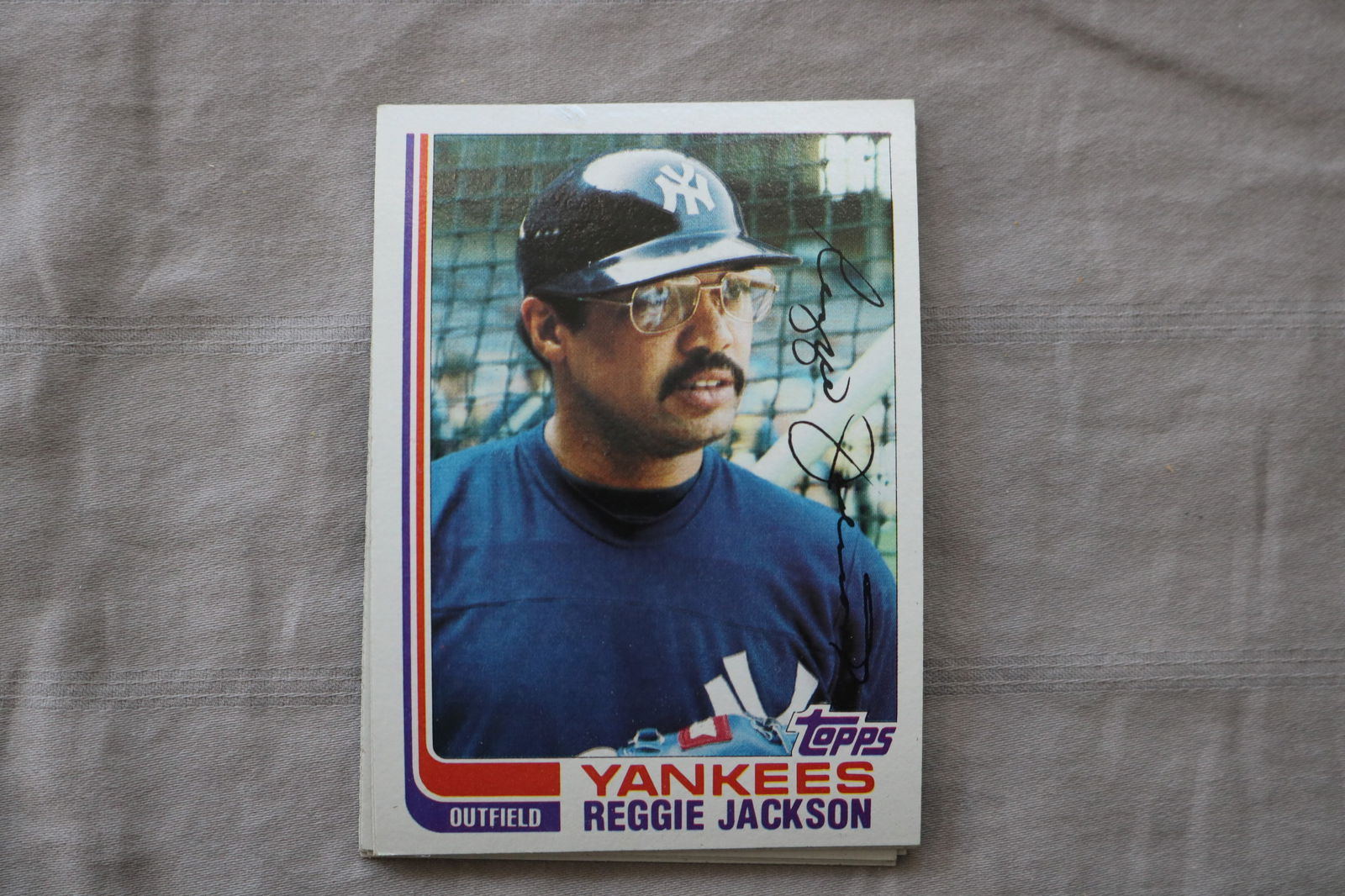 REGGIE JACKSON 1982 TOPPS BASEBALL CARDS - CARD #300 - NEAR MINT TO MINT CONDITION - LOT OF 7: This is a lot of 7 Reggie Jackson 1982 Topps, card number 300, baseball cards. The cards are in near mint to mint condition.