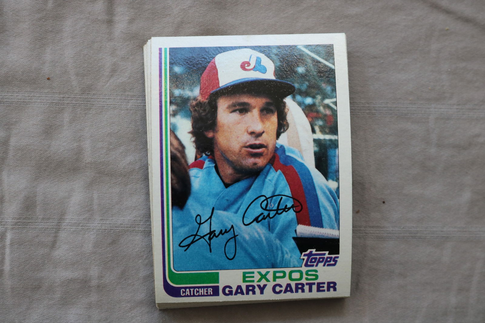 GARY CARTER 1982 TOPPS BASEBALL CARDS - CARD #730 - NEAR MINT TO MINT CONDITION - LOT OF 18: This is a lot of 18 Gary Carter 1982 Topps, card number 730, baseball cards. The cards are in near mint to mint condition.