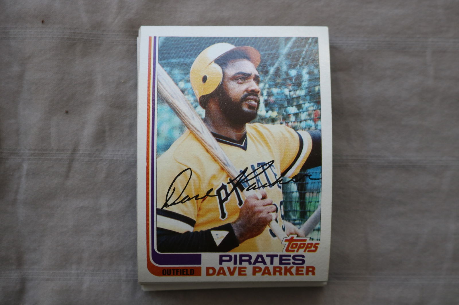 DAVE PARKER 1982 TOPPS BASEBALL CARDS - CARD #40 - NEAR MINT TO MINT CONDITION - LOT OF 22: This is a lot of 22 Dave Parker 1982 Topps, card number 40, baseball cards. The cards are in near mint to mint condition.