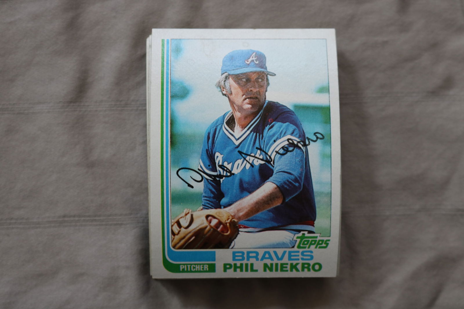 PHIL NIEKRO 1982 TOPPS BASEBALL CARDS - CARD #185 - NEAR MINT TO MINT CONDITION - LOT OF 30: This is a lot of 30 Phil Niekro 1982 Topps, card number 185, baseball cards. The cards are in near mint to mint condition.