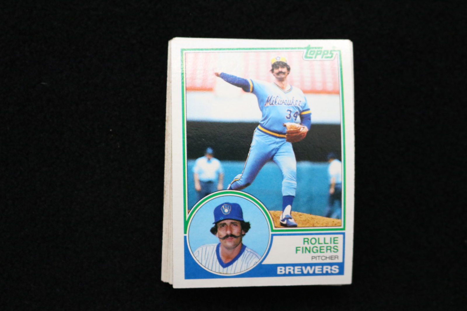 ROLLIE FINGERS 1983 TOPPS BASEBALL CARDS - CARD #35 - NEAR MINT TO MINT CONDITION - LOT OF 23: This is a lot of 23 Rollie Fingers 1983 Topps, card number 35, baseball cards. The cards are in near mint to mint condition.