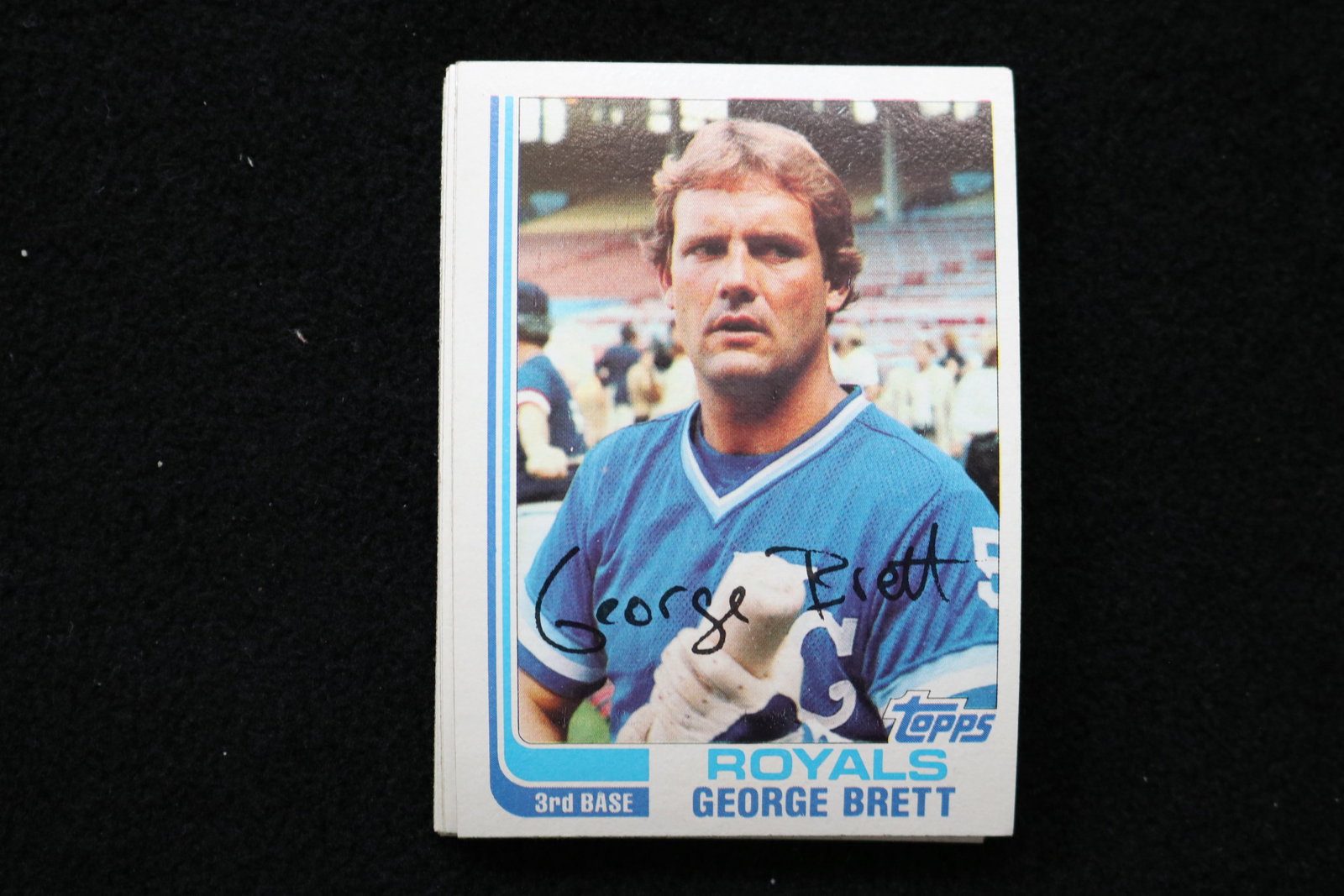 1982 GEORGE BRETT TOPPS BASEBALL CARDS - #200 - NEAR MINT TO MINT CONDITION - LOT OF 13: This is a lot of 13 George Brett 1982 Topps, card number 200, baseball cards. The cards are in near mint to mint condition.