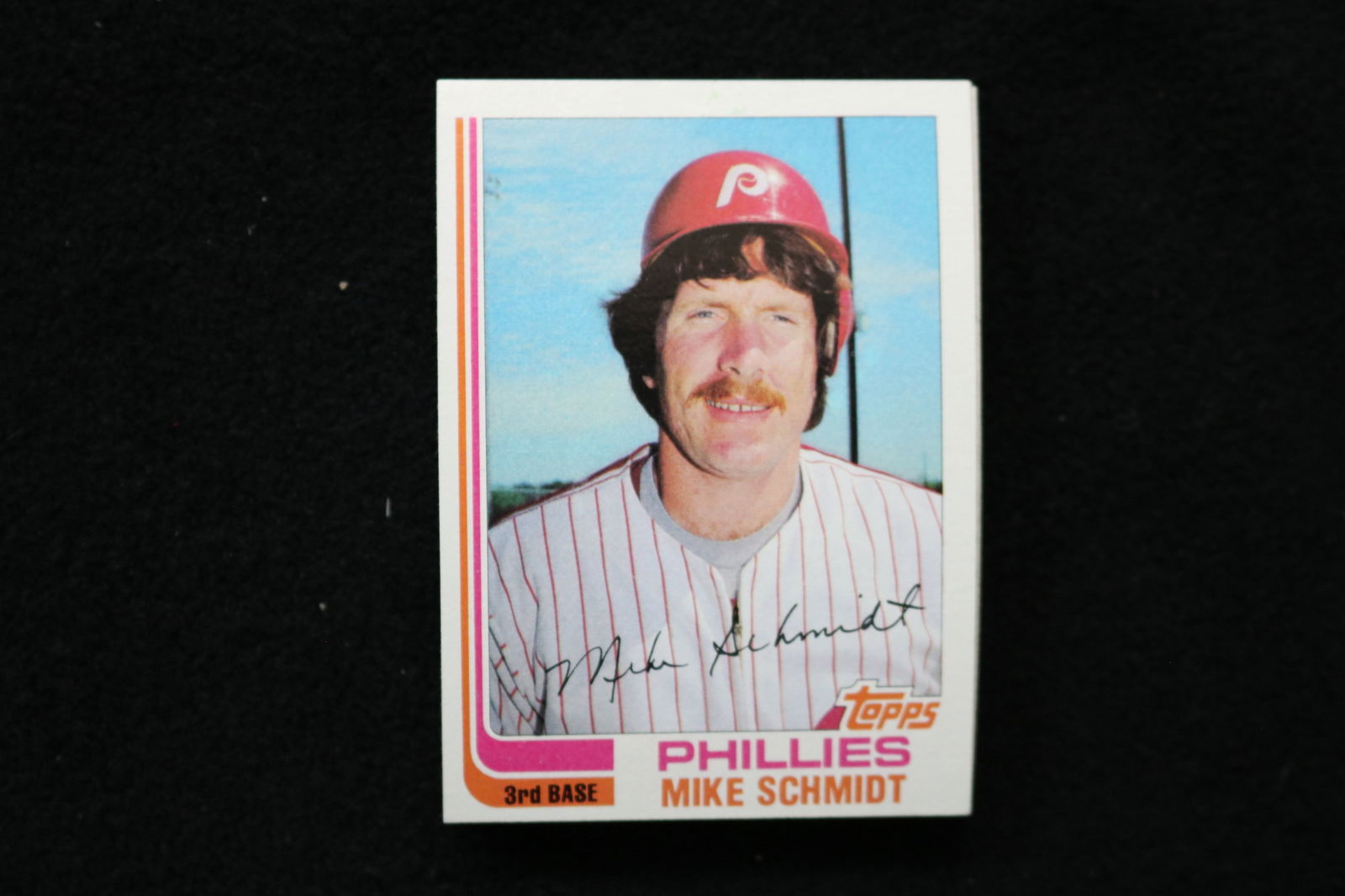 MIKE SCHMIDT 1982 TOPPS BASEBALL CARDS - CARD #100 - NEAR MINT TO MINT CONDITION - LOT OF 16: This is a lot of 16 Mike Schmidt 1982 Topps, card number 100, baseball cards. The cards are in near mint to mint condition.