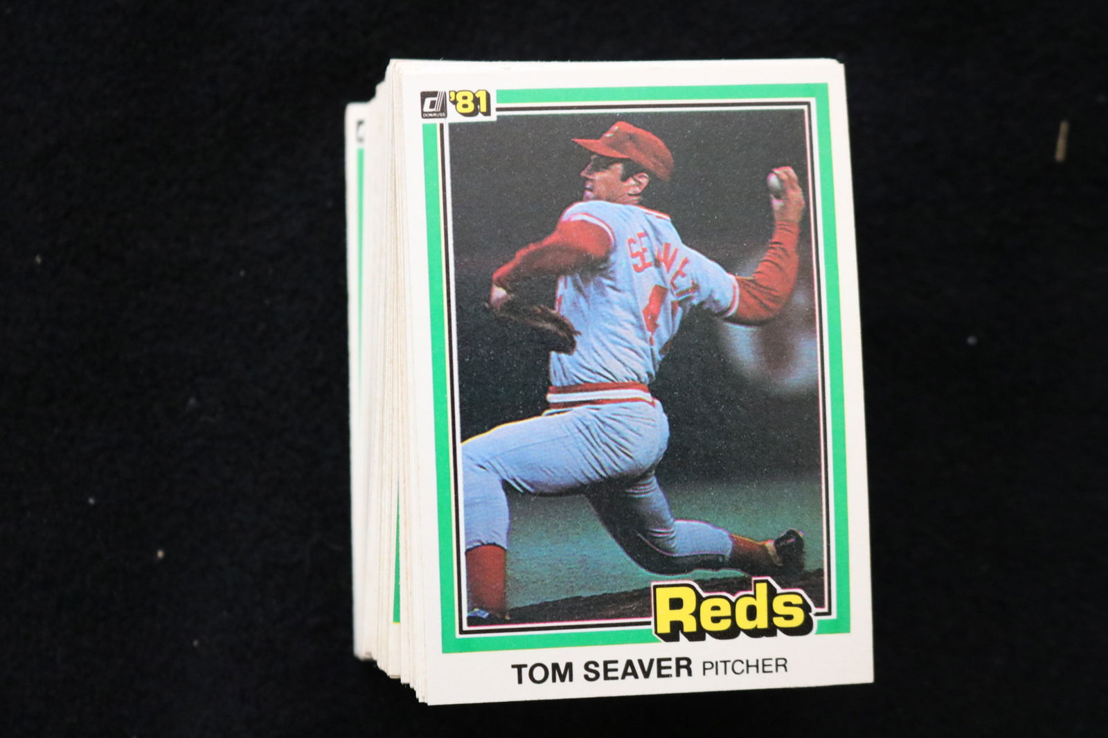 TOM SEAVER 1981 DONRUSS BASEBALL CARDS - #425 - NEAR MINT TO MINT CONDITION - LOT OF 123: This is a lot of 123 Tom Seaver 1981 Donruss, card number 425, baseball cards. The cards are in near mint to mint condition.