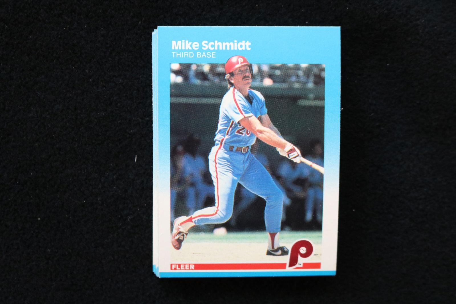 MIKE SCHMIDT 1987 FLEER BASEBALL CARDS - CARD #187 - NEAR MINT TO MINT CONDITION - LOT OF 25: This is a lot of 25 Mike Schmidt 1987 Fleer, card number 187, baseball cards. The cards are in near mint to mint condition.