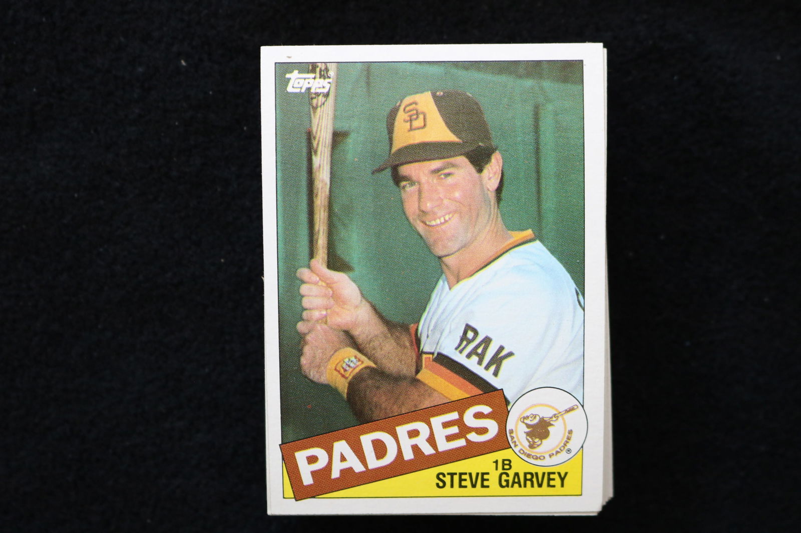 STEVE GARVEY 1985 TOPPS BASEBALL CARDS - CARD #450 - NEAR MINT TO MINT CONDITION - LOT OF 55: This is a lot of 55 Steve Garvey 1985 Topps, card number 450, baseball cards. The cards are in near mint to mint condition.