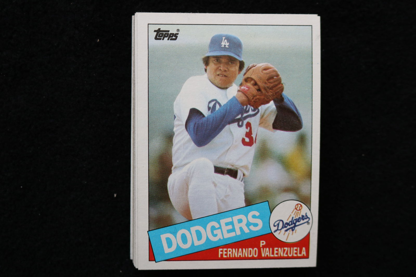 FERNANDO VALENZUELA 1985 TOPPS BASEBALL CARDS - CARD #440 - NEAR MINT TO MINT CONDITION - LOT OF 27: This is a lot of 27 Fernando Valenzuela 1985 Topps, card number 440, baseball cards. The cards are in near mint to mint condition.