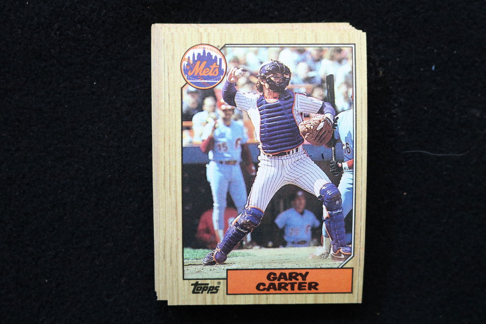 GARY CARTER 1987 TOPPS BASEBALL CARDS - CARD #20 - NEAR MINT TO MINT CONDITION - LOT OF 22: This is a lot of 22 Gary Carter 1987 Topps, card number 20, baseball cards. The cards are in near mint to mint condition.