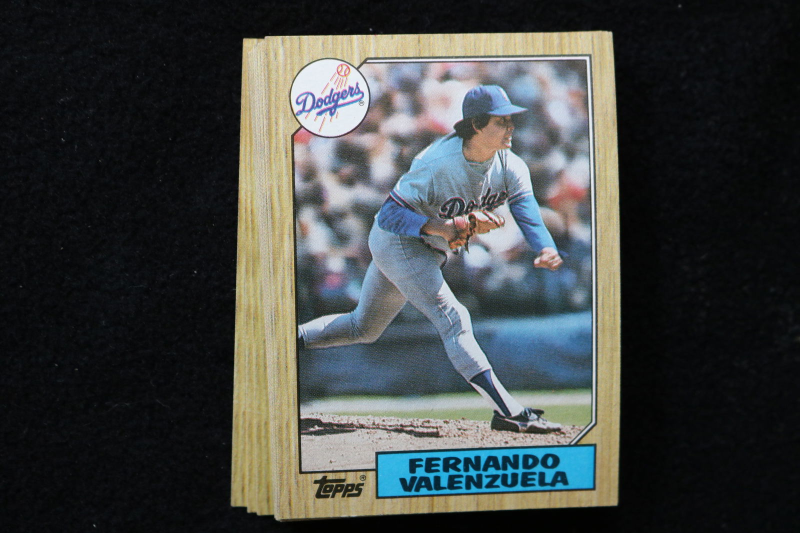 FERNANDO VALENZUELA 1987 TOPPS BASEBALL CARDS - CARD #410 - NEAR MINT TO MINT CONDITION - LOT OF 22: This is a lot of 22 Fernando Valenzuela 1987 Topps, card number 410, baseball cards. The cards are in near mint to mint condition.