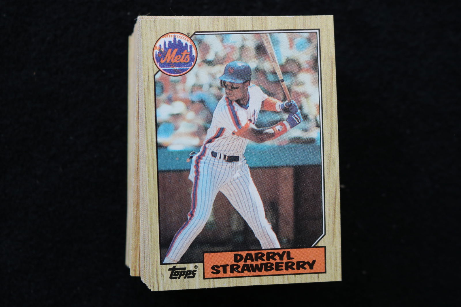 DARRYL STRAWBERRY 1987 TOPPS BASEBALL CARDS - CARD #460 - NEAR MINT TO MINT CONDITION - LOT OF 102: This is a lot of 102 Darryl Strawberry 1987 Topps, card number 460, baseball cards. The cards are in near mint to mint condition.