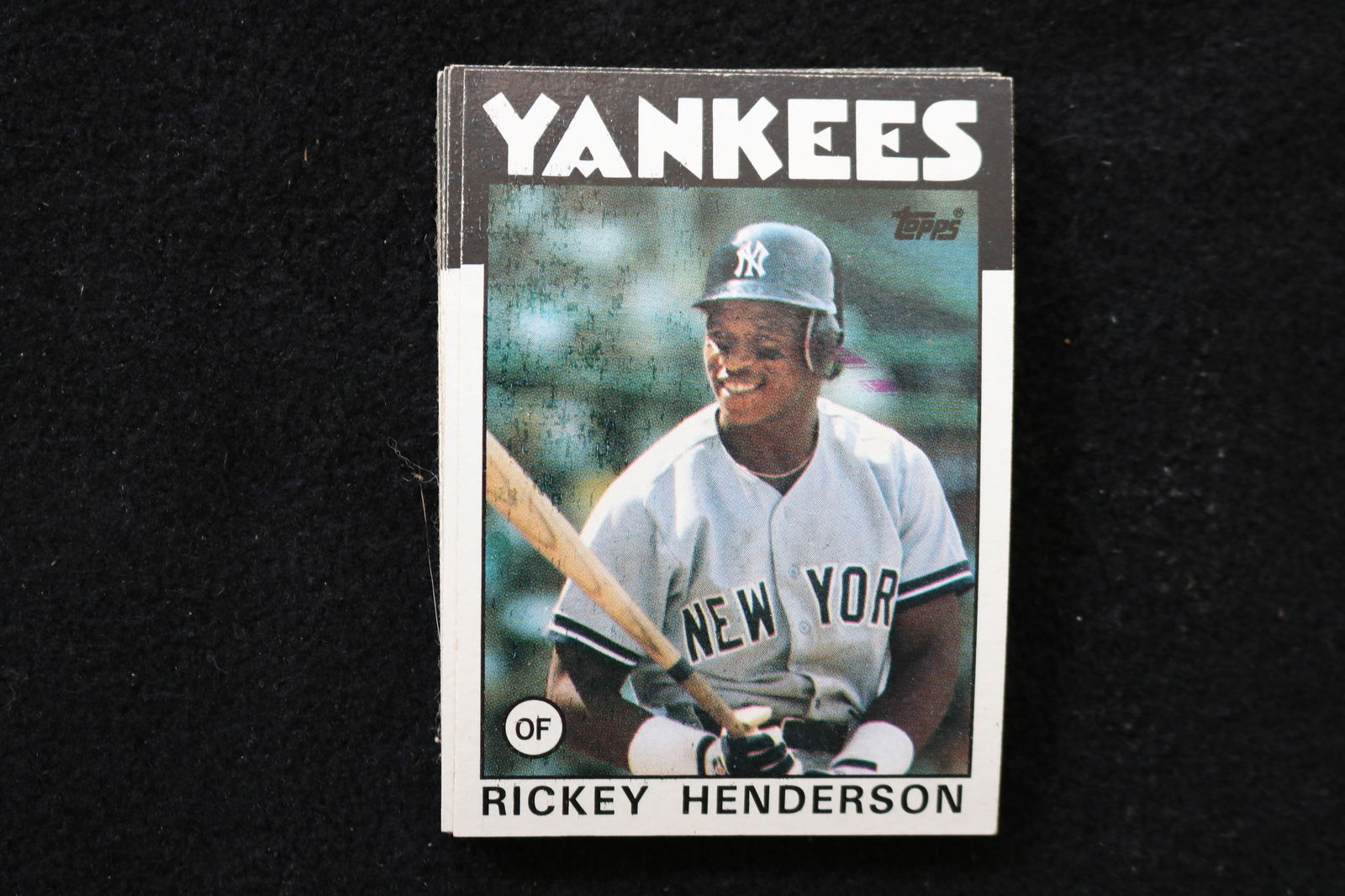 RICKEY HENDERSON 1986 TOPPS BASEBALL CARDS - CARD #500 - NEAR MINT TO MINT CONDITION - LOT OF 15: This is a lot of 15 Rickey Henderson 1986 Topps, card number 500, baseball cards. The cards are in near mint to mint condition.