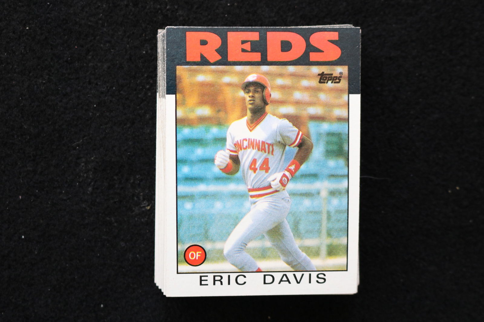 ERIC DAVIS 1986 TOPPS BASEBALL CARDS - CARD #28 - NEAR MINT TO MINT CONDITION - LOT OF 43: This is a lot of 43 Eric Davis 1986 Topps, card number 28, baseball cards. The cards are in near mint to mint condition.