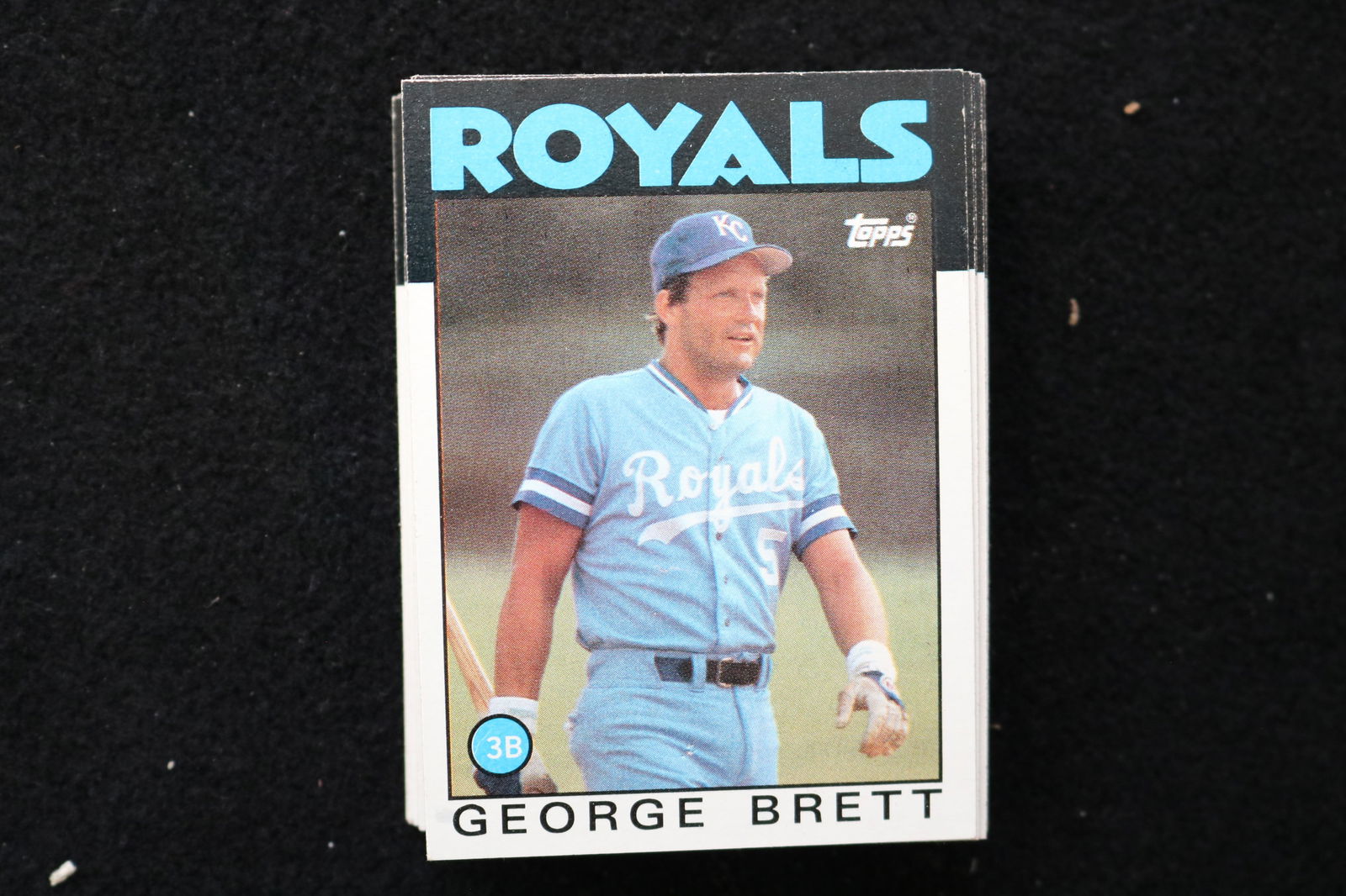GEORGE BRETT 1986 TOPPS BASEBALL CARDS - CARD #300 - NEAR MINT TO MINT CONDITION - LOT OF 50: This is a lot of 50 George Brett 1986 Topps, card number 300, baseball cards. The cards are in near mint to mint condition.