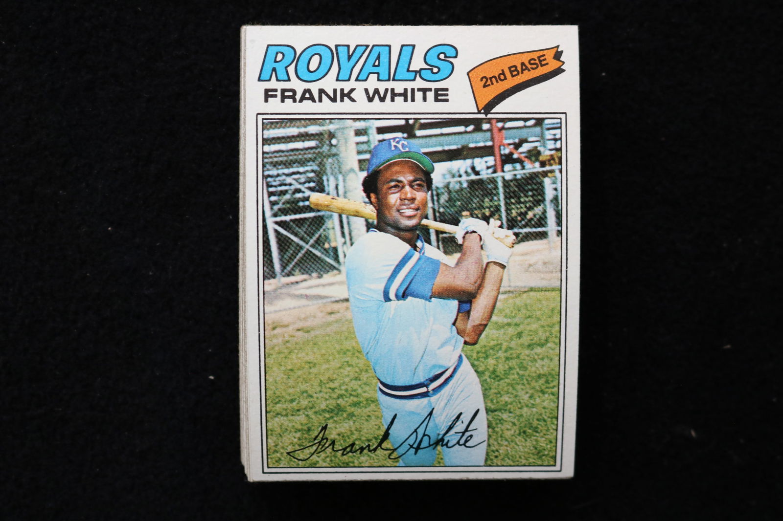 FRANK WHITE 1977 TOPPS BASEBALL CARDS - #117 - NEAR MINT TO MINT CONDITION - LOT OF 30: This is a lot of 30 Frank White 1977 Topps, card number 117, baseball cards. The cards are in near mint to mint condition.