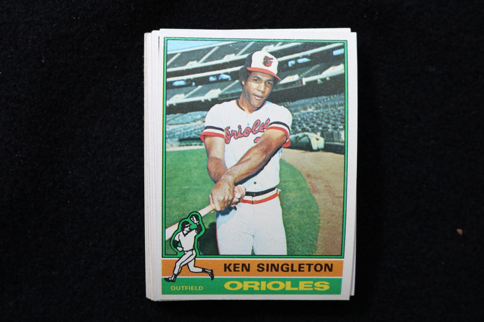 KEN SINGLETON 1976 TOPPS BASEBALL CARDS - CARD #175 - NEAR MINT TO MINT CONDITION - LOT OF 17: This is a lot of 17 Ken Singleton 1976 Topps, card number 175, baseball cards. The cards are in near mint to mint condition.