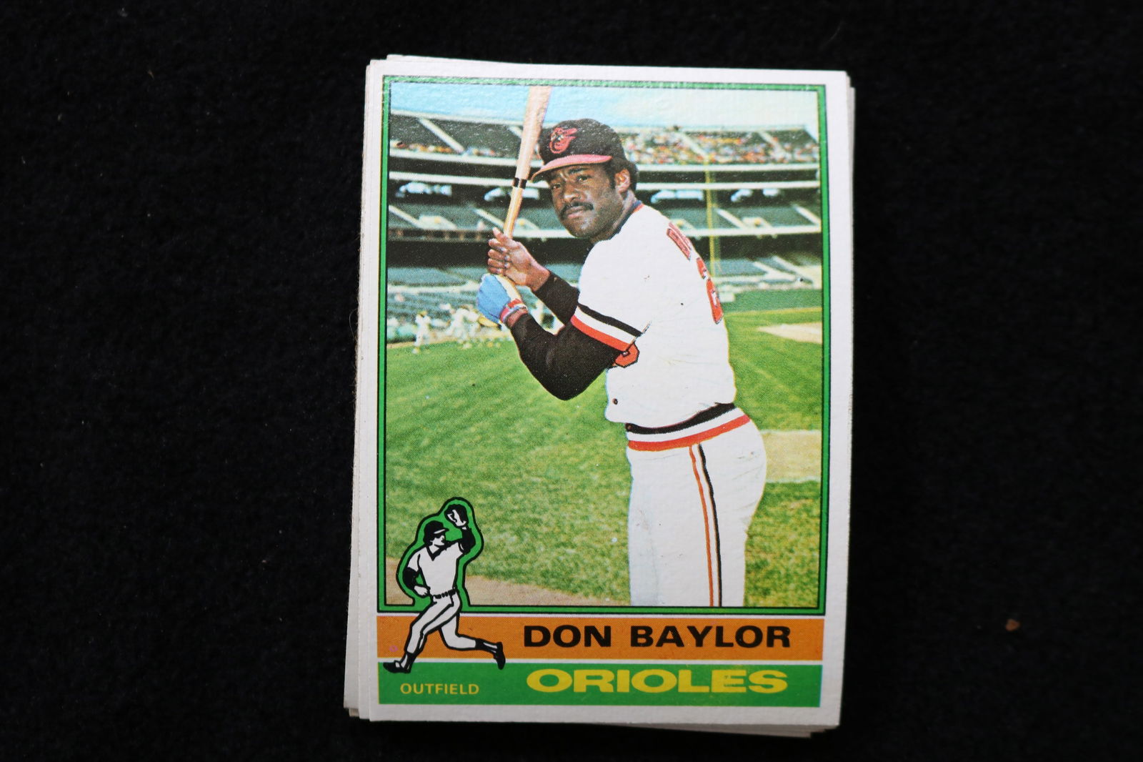 DON BAYLOR 1976 TOPPS BASEBALL CARDS - CARD #125 - NEAR MINT TO MINT CONDITION - LOT OF 12: This is a lot of 12 Don Baylor 1976 Topps, card number 125, baseball cards. The cards are in near mint to mint condition.