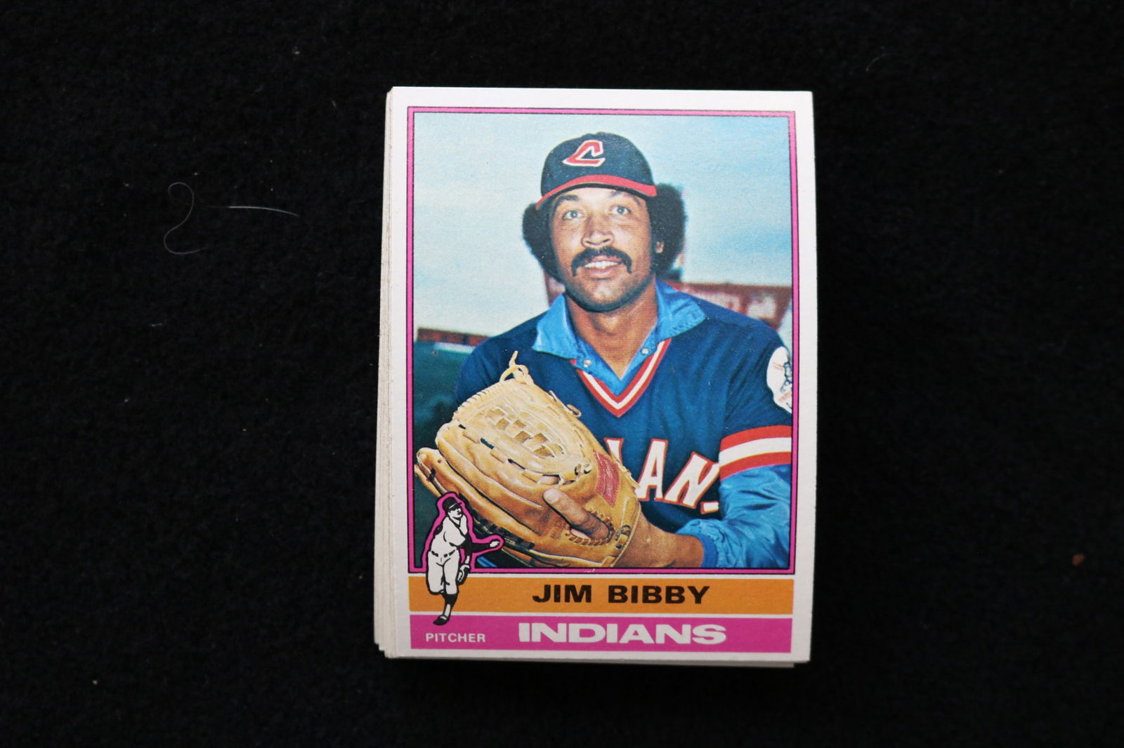 JIM BIBBY 1976 TOPPS BASEBALL CARDS - CARD #324 - NEAR MINT TO MINT CONDITION - LOT OF 25: This is a lot of 25 Jim Bibby 1976 Topps, card number 324, baseball cards. The cards are in near mint to mint condition.